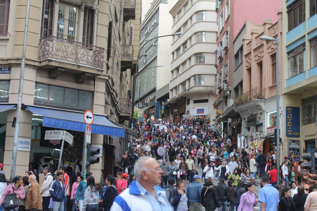 Crowds on Rua 25 de Março, the commercial street founded by Levantine merchants in São Paulo